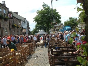 A crowded street market with wooden stalls and sheep. - Boutique style centrally located terrace, award winning Skipton Yorkshire Dales (Skipton)
