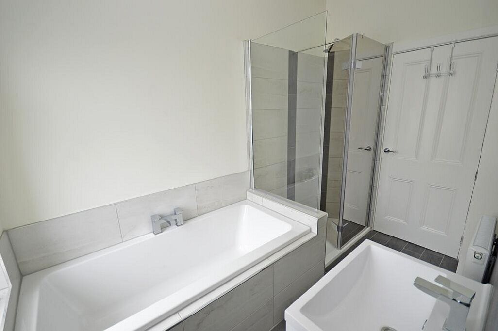 Ensemble douche/baignoire, serviettes fournies, savon, papier toilette