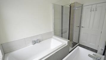 Ensemble douche/baignoire, serviettes fournies, savon, papier toilette