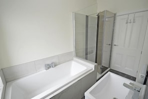 Combined shower/tub, towels, soap, toilet paper