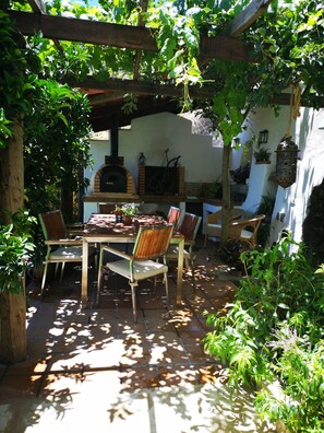 Outdoor dining - RURAL HOUSE FUENTE HERVERA (Vega de San Mateo)