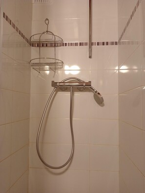 Douche, sèche-cheveux, papier toilette