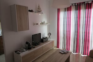 TV connectée, livres, chaîne hi-fi