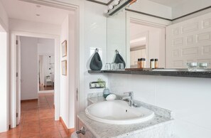 Secadora de cabello y papel de baño 