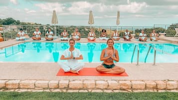 Piscine extérieure, chaises longues