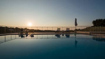 Piscine extérieure, chaises longues