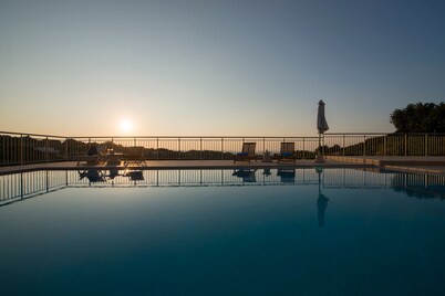 Luxury Villa Rosso Karrubo with  Enormous  pool and panoramic views!! 