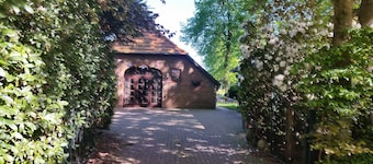 Vacation apartment "Kaminzimmer" in the 2-stall country house in the Rhodo garden.