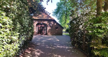 Ferienwohnung Kaminzimmer im Landsitz- 2-Ständer-Heuerhaus im Rhodo-Garten.