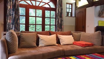 Smart-TV, Kamin, DVD-Player, Bücher