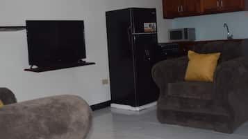 Private kitchen | Full-size fridge, microwave, oven, coffee/tea maker