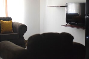 Comfort Room | Living area | 40-inch TV with digital channels - 256 Jamaica (Montego Bay)