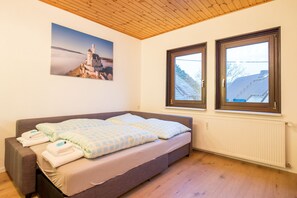 4 bedrooms, desk, iron/ironing board, free WiFi