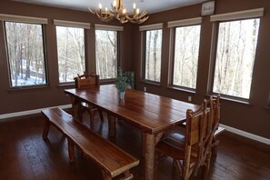 Dining - Lux Cabin w/ hot tub, playground, game room, bb court,walking trail, resort pool (Hidden Valley)