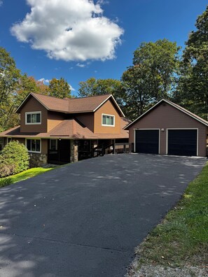 Exterior - Lux Cabin w/ hot tub, playground, game room, bb court,walking trail, resort pool (Hidden Valley)