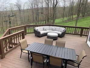 Relax on the curved sofa and enjoy meals at the dining table with a clear view of the surrounding landscape.