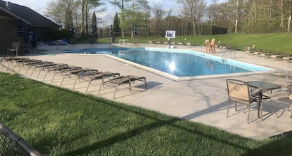 HugeLuxuryCabin ski in / out, hotub, label de piscine, baby-foot, pingpong tabel et beaucoup plus
