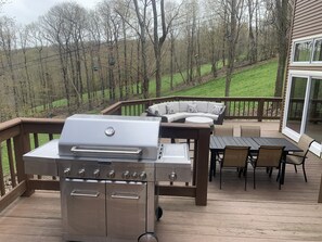 Outdoor dining - Lux Cabin w/ hot tub, playground, game room, bb court,walking trail, resort pool (Hidden Valley)