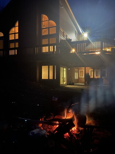 Lux Cabin w/ hot tub, playground, game room, bb court,walking trail, resort pool