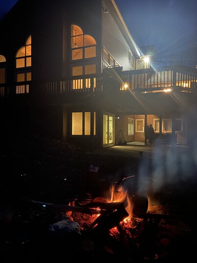 Lux Cabin w/ hot tub, playground, game room, bb court,walking trail, resort pool