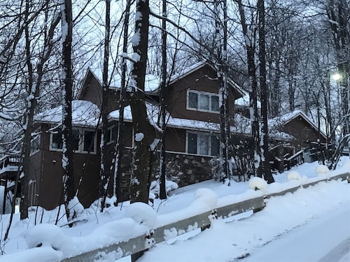 Lux Cabin w/ hot tub, playground, game room, bb court,walking trail, resort pool