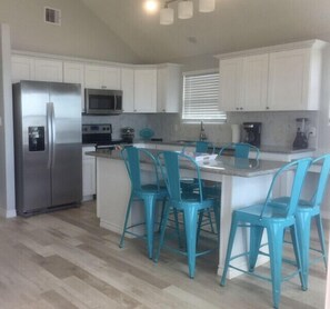 ثلاجة، ميكروويف، فرن، موقد طهي مسطح