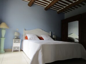 2 habitaciones, tabla de planchar con plancha, wifi y ropa de cama 