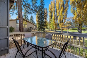 Outdoor dining - Comfy Country Club Townhome, 1 bedroom, sleeps 4, single level & A/C! (Flagstaff)
