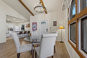 Dining - Comfy Country Club Townhome, 1 bedroom, sleeps 4, single level & A/C! (Flagstaff)