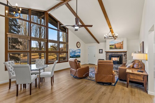 Comfy Country Club Townhome, 1 bedroom, sleeps 4, single level & A/C!