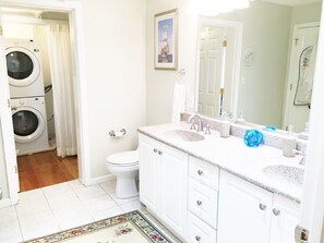 Combined shower/tub, jetted tub, hair dryer, towels