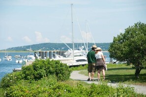 Marina - Beautifully Renovated Downtown Luxury Condo, a block from the rock!   (Plymouth)