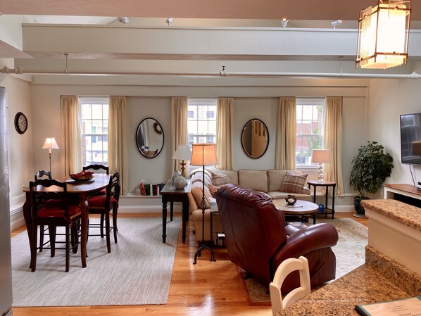 Smart TV, books, stereo