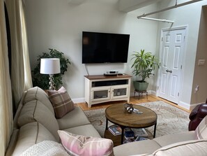 Smart TV, books, stereo