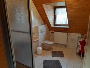 Shower, hair dryer, towels, soap - Living like home😃 (Weigelshofen)