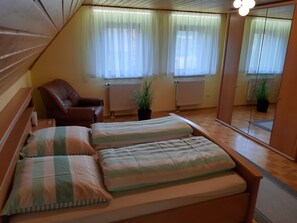 2 室のベッドルーム、WiFi (無料)、ベッドシーツ