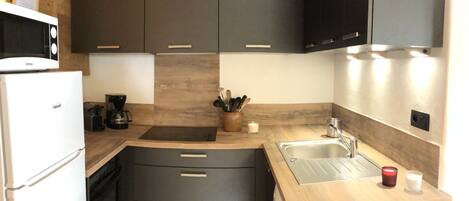 Réfrigérateur, micro-ondes, four, plaque de cuisson