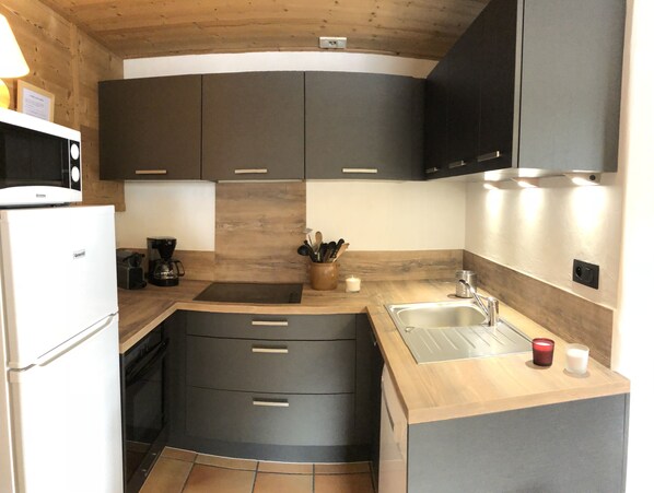 Kühlschrank, Mikrowelle, Ofen, Herdplatte