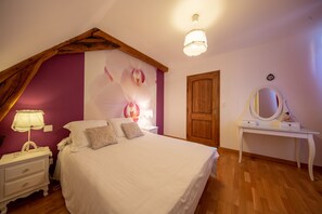 4 bedrooms, desk, soundproofing, iron/ironing board