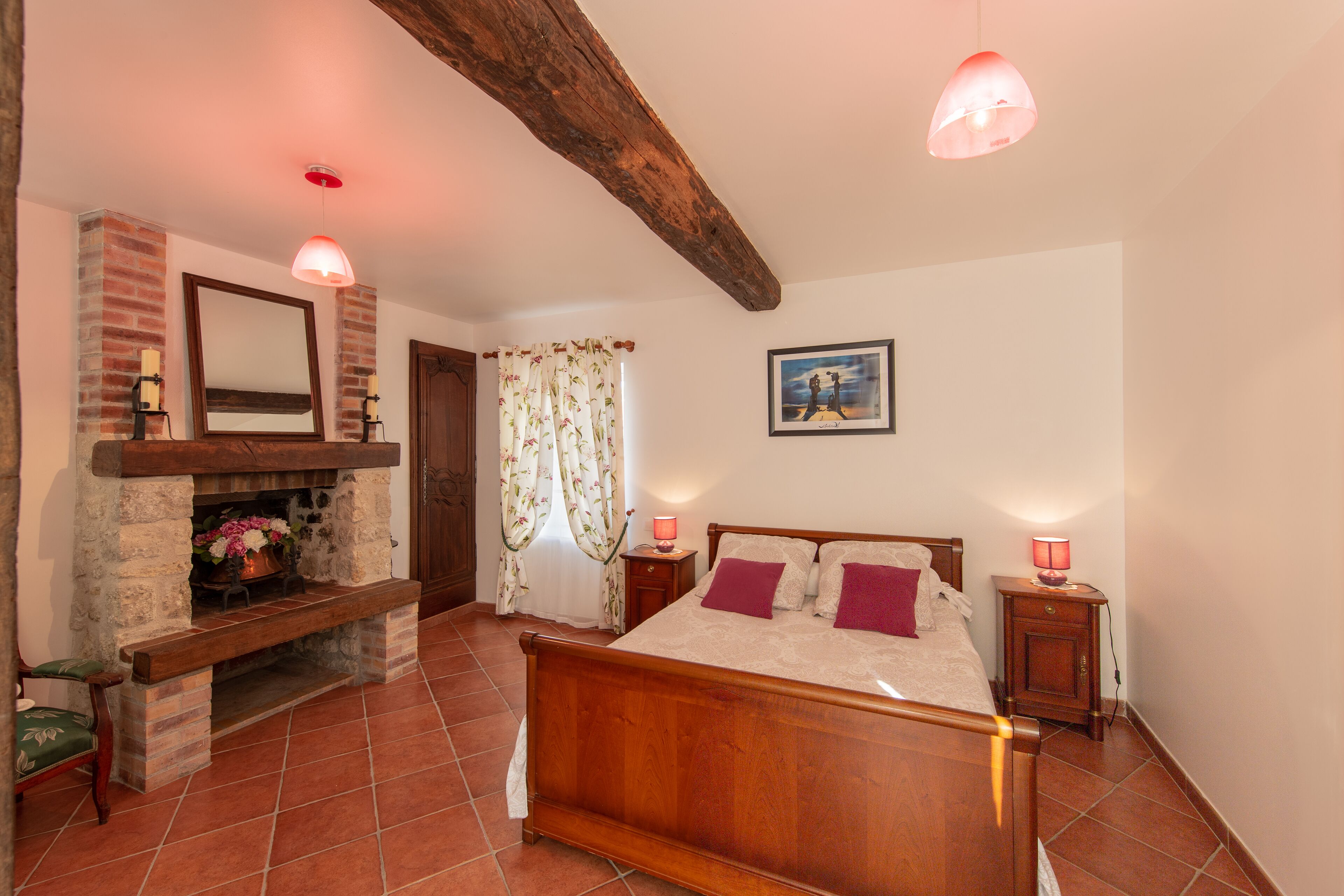 4 bedrooms, desk, soundproofing, iron/ironing board