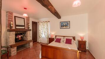4 bedrooms, desk, soundproofing, iron/ironing board