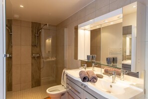 Combined shower/bathtub, hair dryer, towels, soap - Property With seasonal pool, four-star cottage in the heart of the Loire Valley .. (Courcelles)