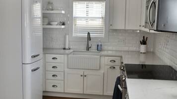 Coffee/tea maker, fridge, microwave, oven