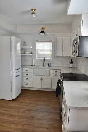 Kjøleskap, mikrobølgeovn, ovn og kokeplater