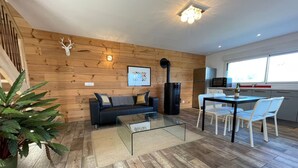 Un salon moderne avec un canapé, une table basse et une cheminée.