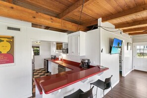 冷蔵庫、電子レンジ、オーブン、コンロ