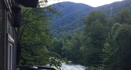 Nantahala RiverHouse riverfront w/great Fishing/Views/Hiking/Paddling/Campfires!