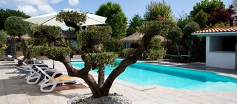 Suuri talo (10 henkilöÀ) suuressa suljetussa puistossa, jossa on puita, lÀmmitetty uima-allas