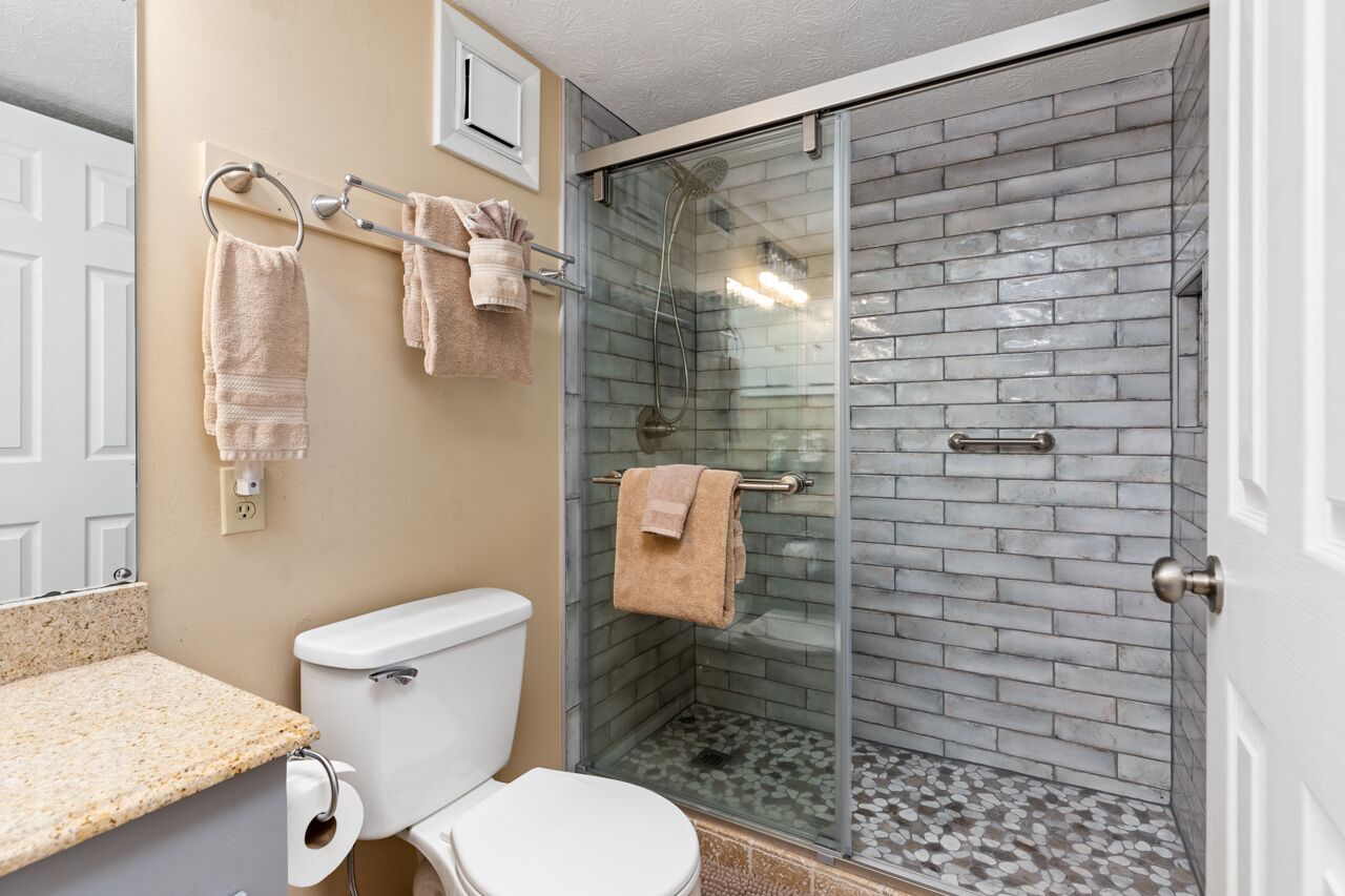 Ensemble douche/baignoire, sèche-cheveux, serviettes fournies, savon
