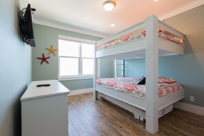 6 bedrooms, iron/ironing board, WiFi, bed sheets - Directly on the  Beach, 6 bedroom Beach House with Heated Pool and Hot tub. (Panama City Beach,)